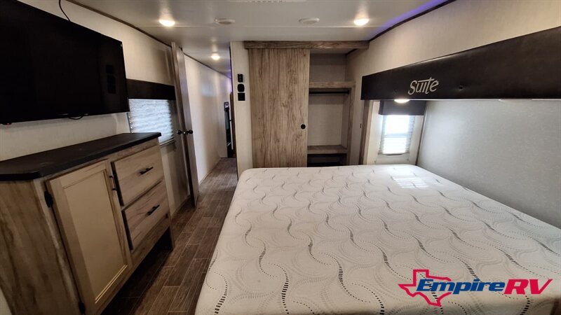 2021 Forest River Cherokee Artic wolf 3660suite - Photo 20 - Liberty, TX 77575