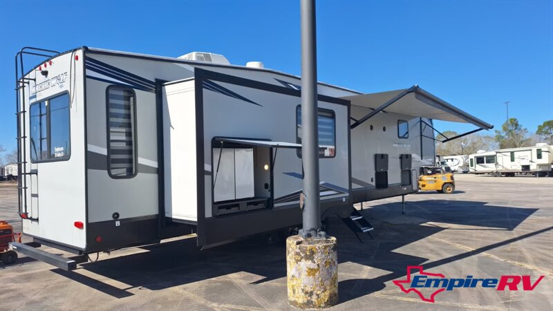 2021 Forest River Cherokee Artic wolf 3660suite - Photo 14 - Liberty, TX 77575