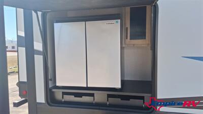 2021 Forest River Cherokee Artic wolf 3660suite - Photo 13 - Liberty, TX 77575