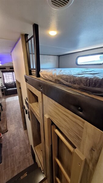 2021 Forest River Cherokee Artic wolf 3660suite - Photo 17 - Liberty, TX 77575