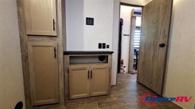 2021 Forest River Cherokee Artic wolf 3660suite - Photo 16 - Liberty, TX 77575