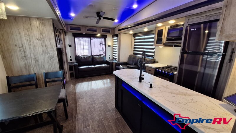 2021 Forest River Cherokee Artic wolf 3660suite - Photo 6 - Liberty, TX 77575