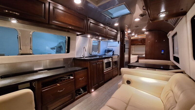 2018 Airstream Classic 33FB - Photo 7 - Liberty, TX 77575
