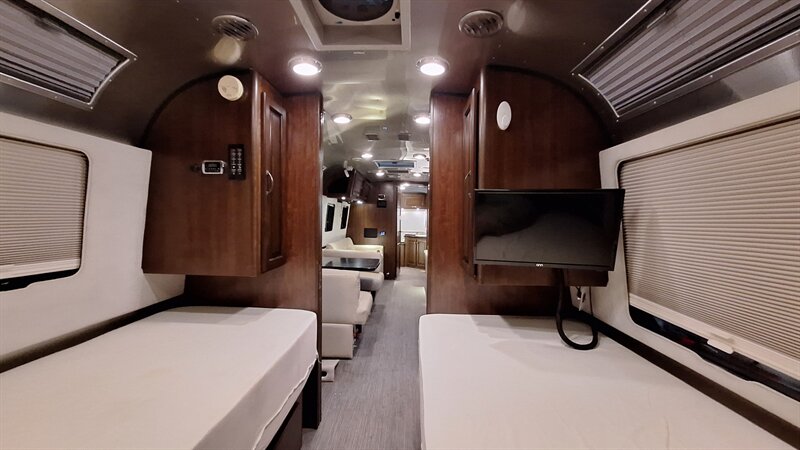 2018 Airstream Classic 33FB - Photo 12 - Liberty, TX 77575