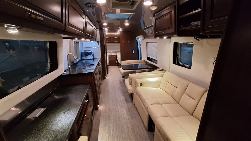 2018 Airstream Classic 33FB - Photo 6 - Liberty, TX 77575