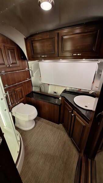 2018 Airstream Classic 33FB - Photo 9 - Liberty, TX 77575