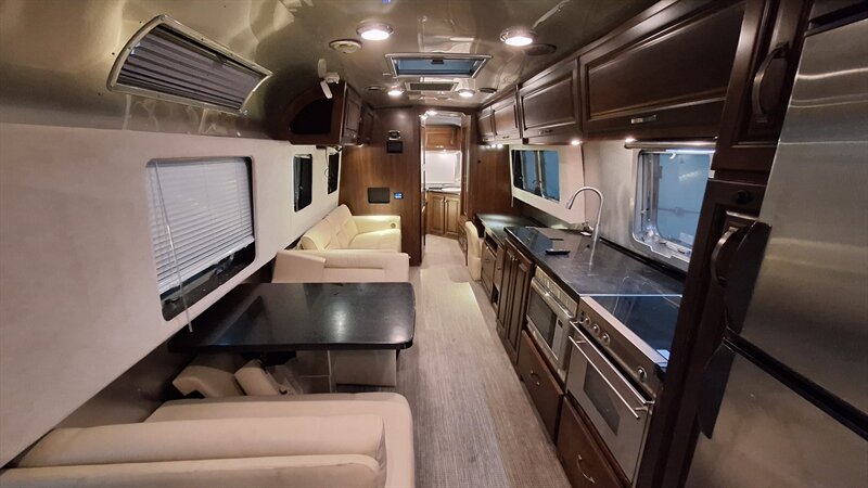 2018 Airstream Classic 33FB - Photo 5 - Liberty, TX 77575