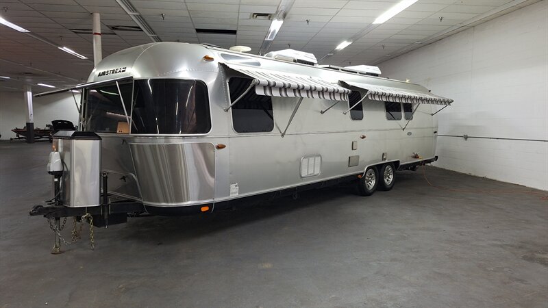 2018 Airstream Classic 33FB - Photo 2 - Liberty, TX 77575