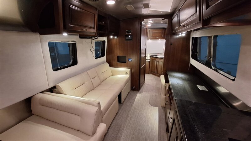 2018 Airstream Classic 33FB - Photo 8 - Liberty, TX 77575