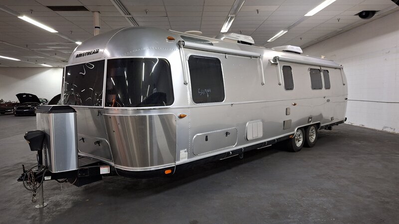 2018 Airstream Classic 33FB - Photo 3 - Liberty, TX 77575