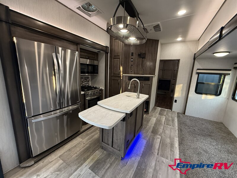 2021 Forest River Sandpiper 384QBOK - Photo 8 - Liberty, TX 77575
