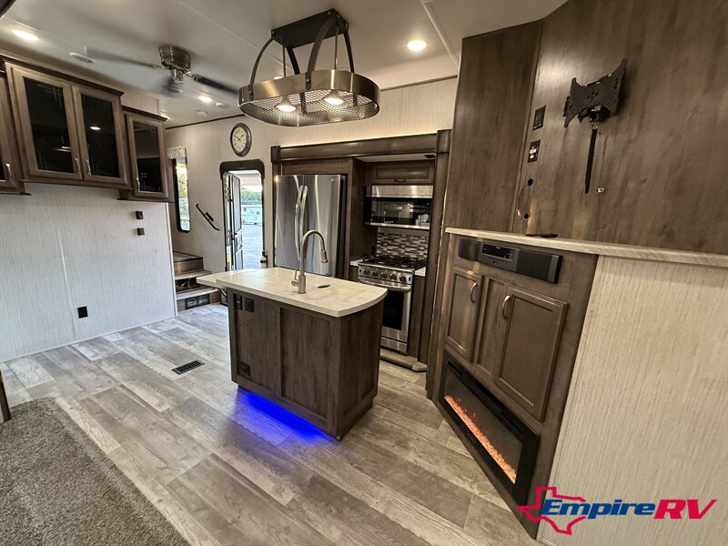 2021 Forest River Sandpiper 384QBOK - Photo 12 - Liberty, TX 77575