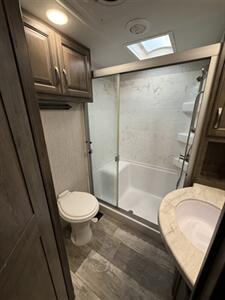 2021 Forest River Sandpiper 384QBOK   - Photo 13 - Liberty, TX 77575
