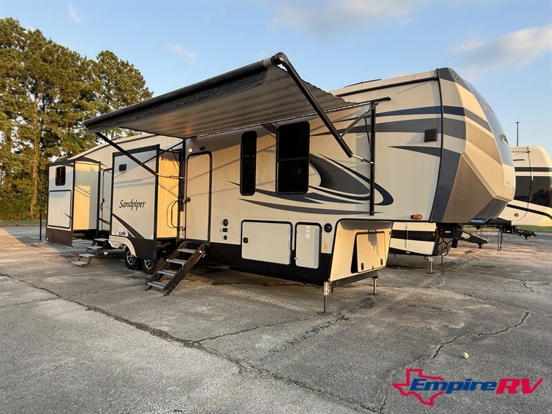 2021 Forest River Sandpiper 384QBOK - Photo 5 - Liberty, TX 77575