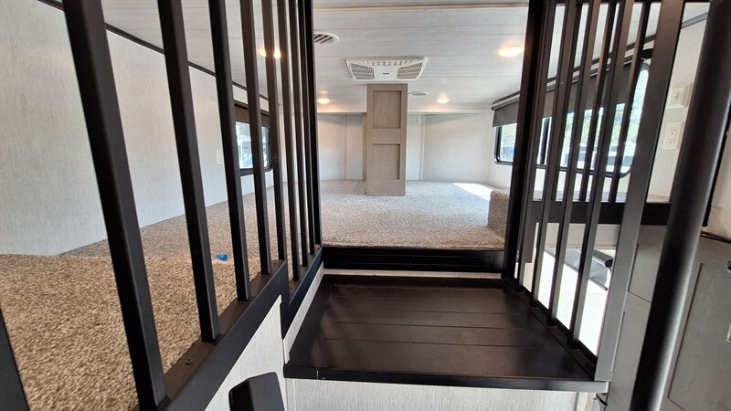 2024 Forest River Salem 42VIEW - Photo 16 - Liberty, TX 77575