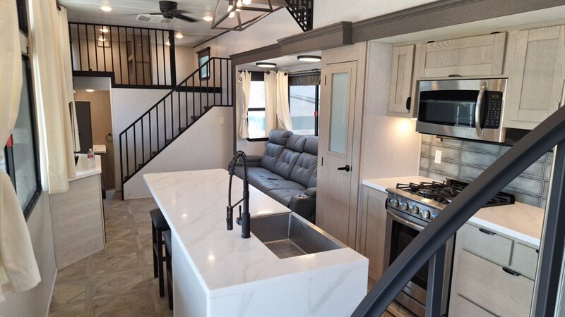 2024 Forest River Salem 42VIEW - Photo 7 - Liberty, TX 77575