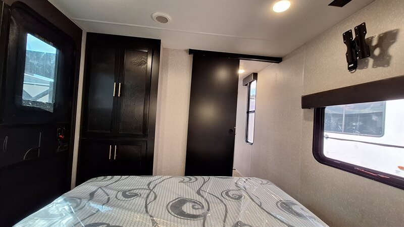 2022 Forest River Cherokee 306MM - Photo 16 - Liberty, TX 77575