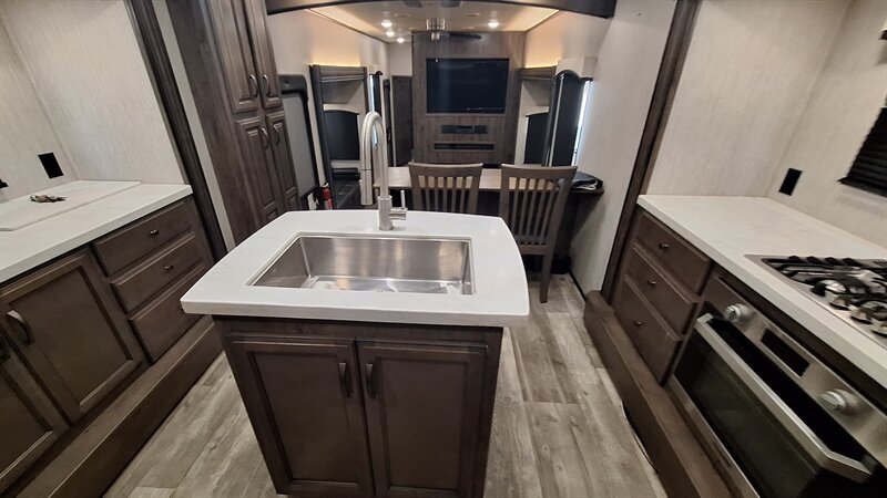 2021 Forest River Sierra 38FKOK - Photo 10 - Liberty, TX 77575