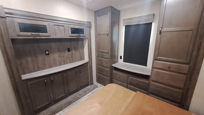 2021 Forest River Sierra 38FKOK - Photo 16 - Liberty, TX 77575