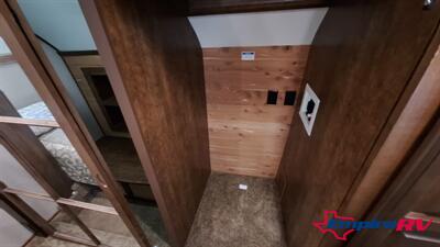 2016 Forest River Cardinal 3250   - Photo 12 - Liberty, TX 77575