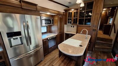 2016 Forest River Cardinal 3250   - Photo 8 - Liberty, TX 77575