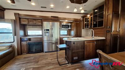 2016 Forest River Cardinal 3250   - Photo 6 - Liberty, TX 77575