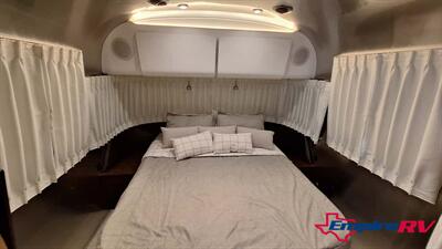 2020 Airstream GLOBETROTTER 27FB   - Photo 9 - Liberty, TX 77575