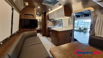 2020 Airstream GLOBETROTTER 27FB   - Photo 7 - Liberty, TX 77575