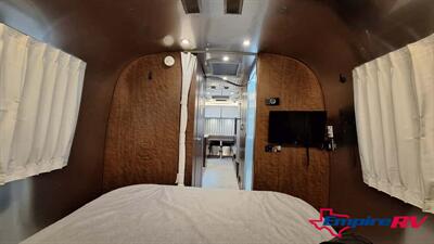 2020 Airstream GLOBETROTTER 27FB   - Photo 10 - Liberty, TX 77575
