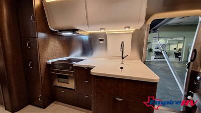 2020 Airstream GLOBETROTTER 27FB   - Photo 11 - Liberty, TX 77575