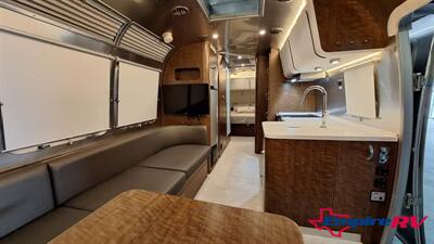 2020 Airstream GLOBETROTTER 27FB   - Photo 6 - Liberty, TX 77575