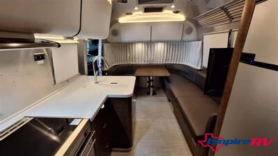 2020 Airstream GLOBETROTTER 27FB   - Photo 8 - Liberty, TX 77575