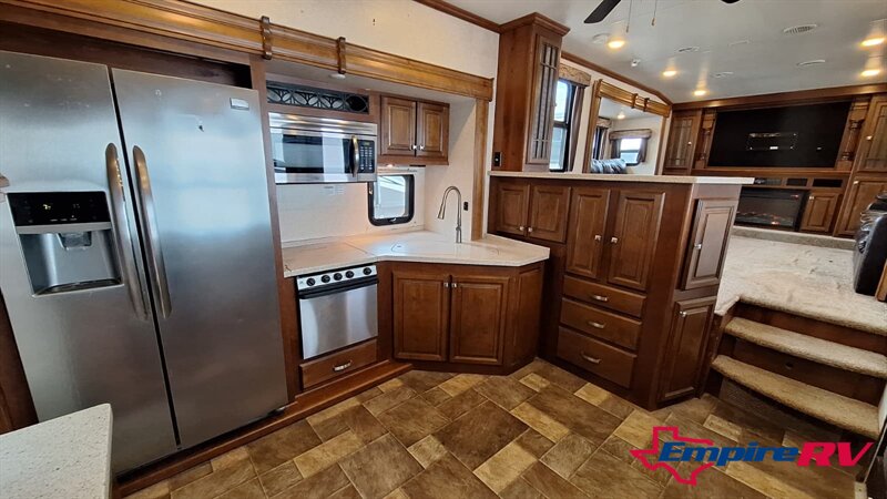 2016 HEARTLAND BIGHORN 3750FL - Photo 11 - Liberty, TX 77575