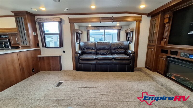 2016 HEARTLAND BIGHORN 3750FL - Photo 8 - Liberty, TX 77575