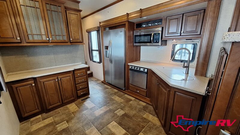 2016 HEARTLAND BIGHORN 3750FL - Photo 10 - Liberty, TX 77575