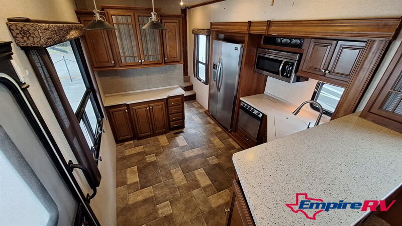 2016 HEARTLAND BIGHORN 3750FL - Photo 9 - Liberty, TX 77575