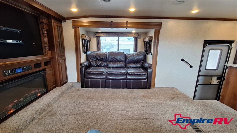 2016 HEARTLAND BIGHORN 3750FL - Photo 7 - Liberty, TX 77575