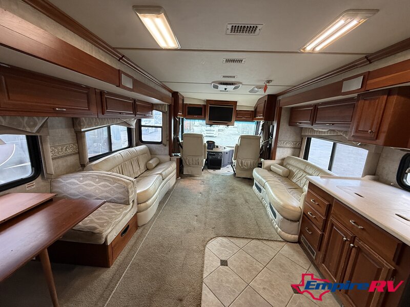 2006 Fleetwood REVOLUTION le 40E - Photo 16 - Liberty, TX 77575