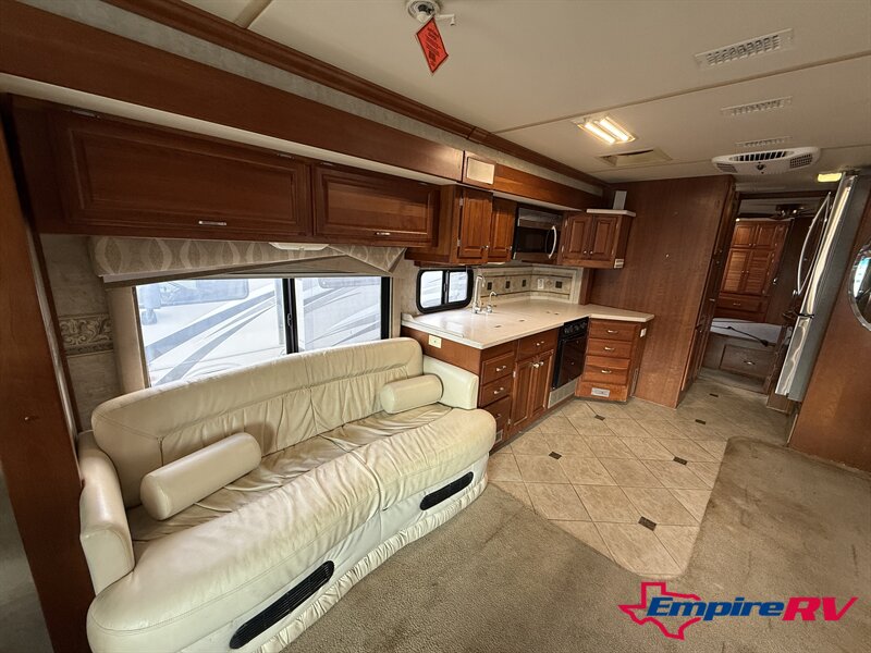 2006 Fleetwood REVOLUTION le 40E - Photo 21 - Liberty, TX 77575