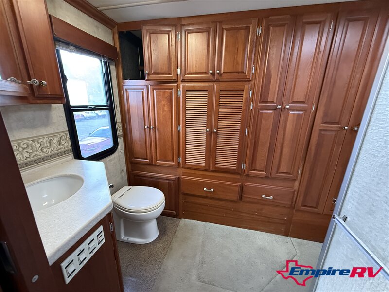 2006 Fleetwood REVOLUTION le 40E - Photo 15 - Liberty, TX 77575