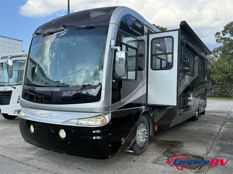 2006 Fleetwood REVOLUTION le 40E - Photo 1 - Liberty, TX 77575