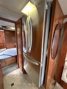 2006 Fleetwood REVOLUTION le 40E   - Photo 18 - Liberty, TX 77575