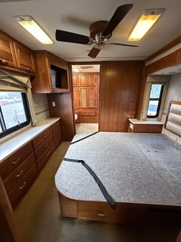 2006 Fleetwood REVOLUTION le 40E - Photo 20 - Liberty, TX 77575