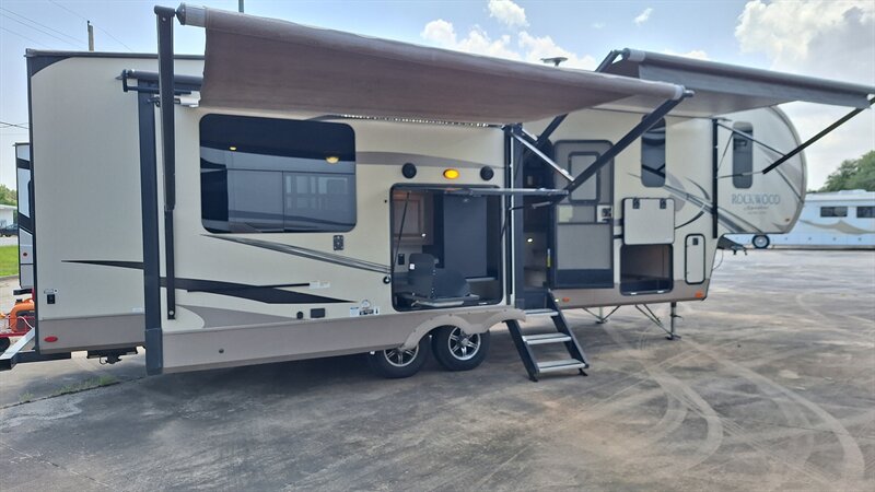 2018 Forest River Rockwood 8290BS   - Photo 1 - Liberty, TX 77575