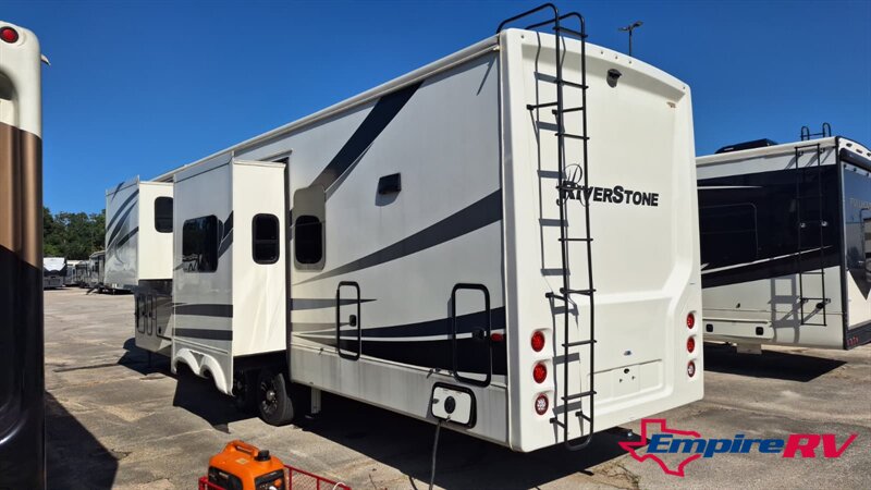 2022 Forest River Riverstone 39RKFB   - Photo 5 - Liberty, TX 77575