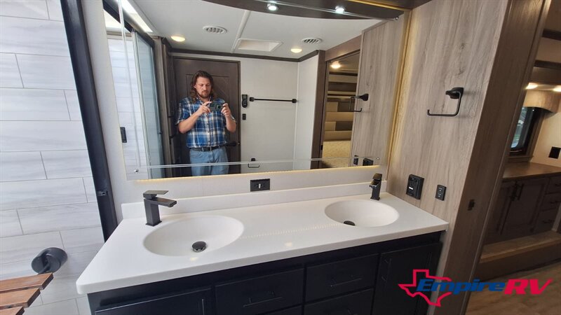 2022 Forest River Riverstone 39RKFB   - Photo 22 - Liberty, TX 77575