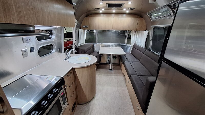 2018 Airstream Flying Cloud 25FB - Photo 8 - Liberty, TX 77575