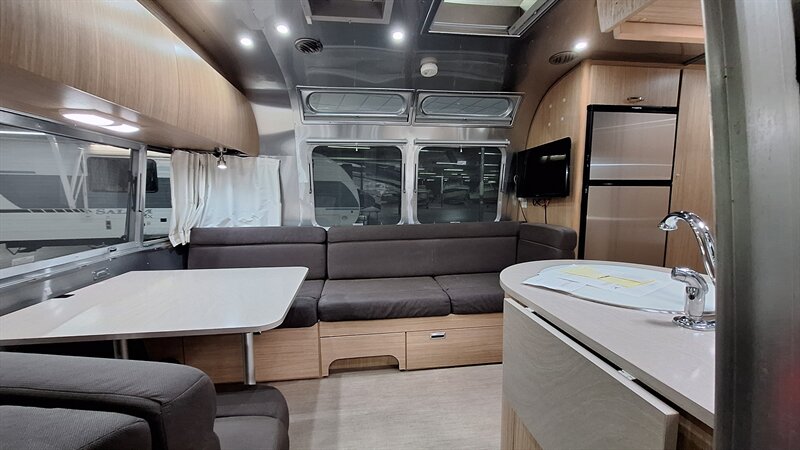 2018 Airstream Flying Cloud 25FB - Photo 5 - Liberty, TX 77575