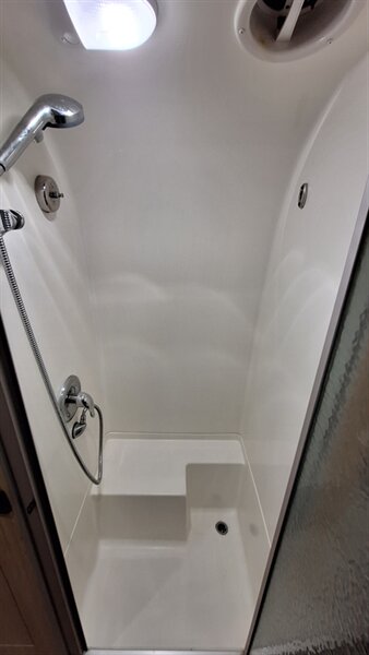 2018 Airstream Flying Cloud 25FB - Photo 10 - Liberty, TX 77575