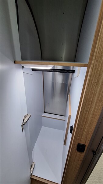 2018 Airstream Flying Cloud 25FB - Photo 11 - Liberty, TX 77575